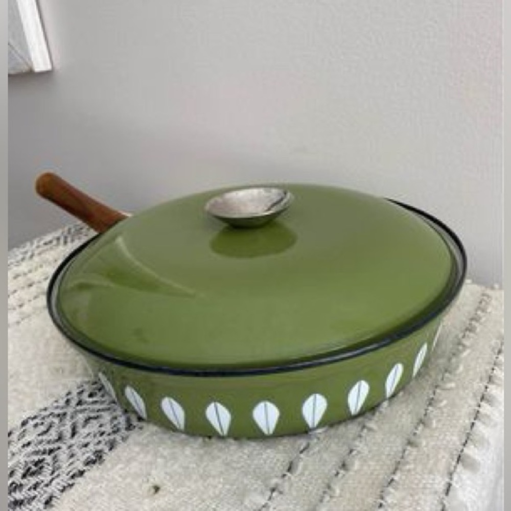 CATHRINEHOLM ENEMEL 10.5”PAN
Avocado- green ~white  Made in Norway